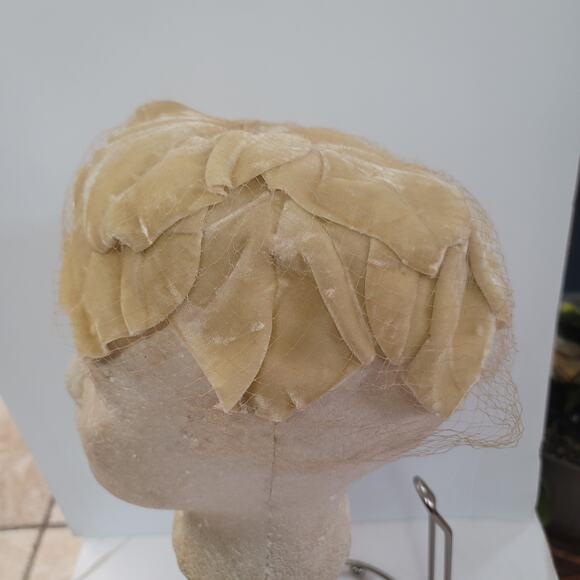 Vintage crem velvet leaves leaf capulet women's 1950 hat netting 1950s - Picture 2 of 3